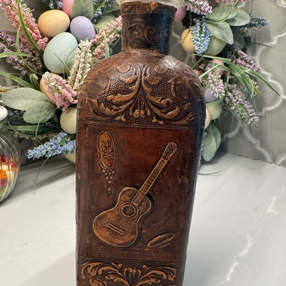 Vintage Miguel De Cervantes leather embossed decanter - Picture 4 of 6